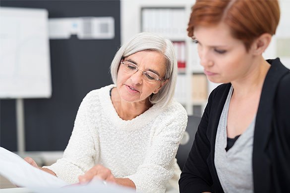 Beratende Situation zwei Frauen Beratende Situation zwei Frauen