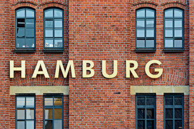 hamburg-gebaeude-mit-schriftzug-hamburg
