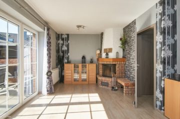 Wohnzimmer mit Kamin - LÄNDL.IDYLLE – 8KM NACH B.OLDESLOE – MIT AUSGEB. VOLLKELLER ++