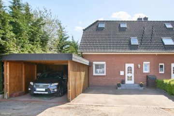 Hausansicht mit Carport - LÄNDL.IDYLLE – 8KM NACH B.OLDESLOE – MIT AUSGEB. VOLLKELLER ++
