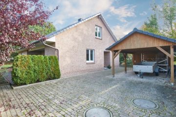 Auffahrt mit Carport - ++MODERNES EINFAMILIENHAUS- DIREKTE NÄHE ZU BARGTEHEIDE