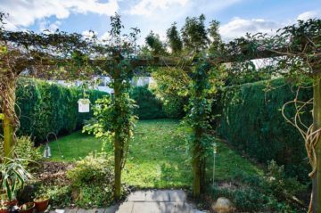 Blick in den Garten - ++ FRISCH RENOVIERTES ENDREIHENHAUS MIT GROßEM GARTEN!