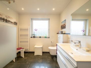Duschbad im Erdgeschoss - FAMILIENDOMIZIL MIT VIEL PLATZ *SACKGASSENLAGE, HERRLICHER GARTEN, KELLER + GARAGE! (BARGTEHEIDE)