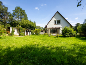 Haus mit Garten - DAS LEBEN IST EIN PONYHOF. EINZELHAUS MIT PONYSTALL IN AMMERSBEK (SANIERUNGSBEDÜRFTIG)