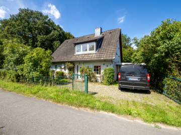 Haus Straßenseite Bild 2 - DAS LEBEN IST EIN PONYHOF. EINZELHAUS MIT PONYSTALL IN AMMERSBEK (SANIERUNGSBEDÜRFTIG)