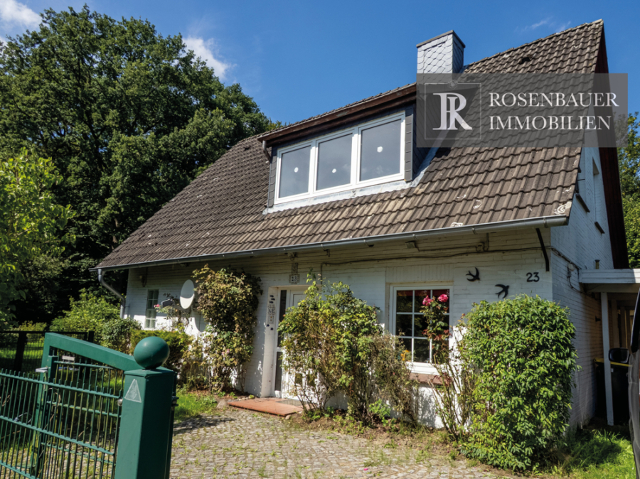 Haus Straßenseite Bild 1 - DAS LEBEN IST EIN PONYHOF. EINZELHAUS MIT PONYSTALL IN AMMERSBEK (SANIERUNGSBEDÜRFTIG)