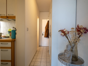 Wohnungsflur mit großem Kleiderschrank - KAPITALANLAGE! 1-Zi.-WOHNUNG MIT SONNENBALKON! (BARGTEHEIDE)