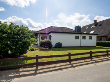 Bungalow Garage Straßenseite - BUNGALOW MIT SONNENGARTEN * 46 m² WOHNBEREICH* GUTE RAUMAUFTEILUNG!(FISCHBEK/ELMENHORST)