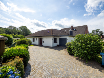 Bungalow und Auffahrt - BUNGALOW MIT SONNENGARTEN * 46 m² WOHNBEREICH* GUTE RAUMAUFTEILUNG!(FISCHBEK/ELMENHORST)