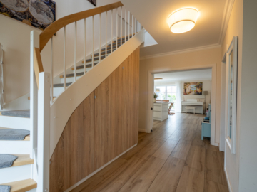 Hausflur mit Einbauschränken - Exklusive Stadtvilla (2017) – 5 Zimmer, hochwertige Ausstattung & Traumgarten