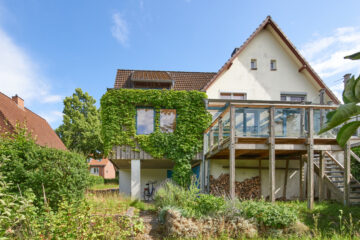 Haus Rückseite - HAUSHÄLFTE MIT VIEL FLAIR UND PLATZ + KELLER, GARAGE, WINTERGARTEN & SONNENVERANDA (BAD OLDESLOE)