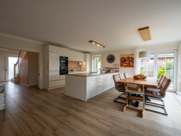 Essen und offene Küche - KLAR & PREMIUM-ORIENTIERT: STADTVILLA VON 2017 – 5 ZIMMER, TOP-AUSSTATTUNG, TRAUMGARTEN!