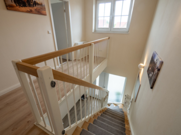 Treppenhaus - KLAR & PREMIUM-ORIENTIERT: STADTVILLA VON 2017 – 5 ZIMMER, TOP-AUSSTATTUNG, TRAUMGARTEN!