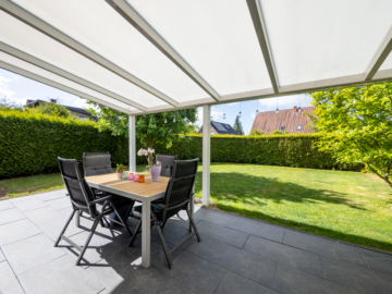 Blick in den Garten - INSIDERTIPP! DEN RASEN MÜSSEN SIE ABER SELBST MÄHEN :-)