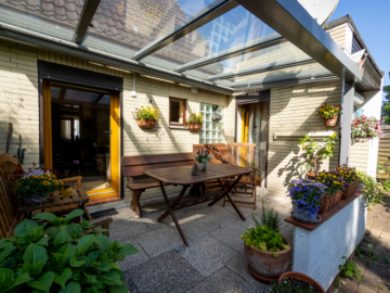 Blick auf Terrasse - LIEBLINGSGARTEN. LIEBLINGSLAGE. LIEBLINGSHAUS. (BAD OLDESLOE)
