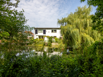 Haus Wasserseite - HINTERHOFROMANTIK * FACHWERKHAUS AM WASSER (WALLGRABEN, MÖLLN) * ZENTRUMSNAH!