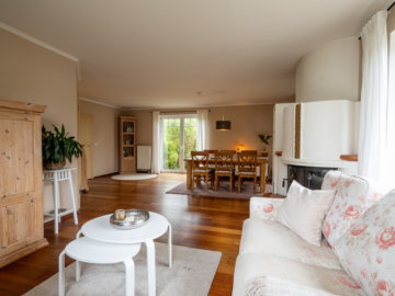 Wohnzimmer - STILVOLL WOHNEN IN BESTLAGE – HOCHWERTIGES EINZELHAUS MIT GARTENPARADIES IN BARGTEHEIDE.