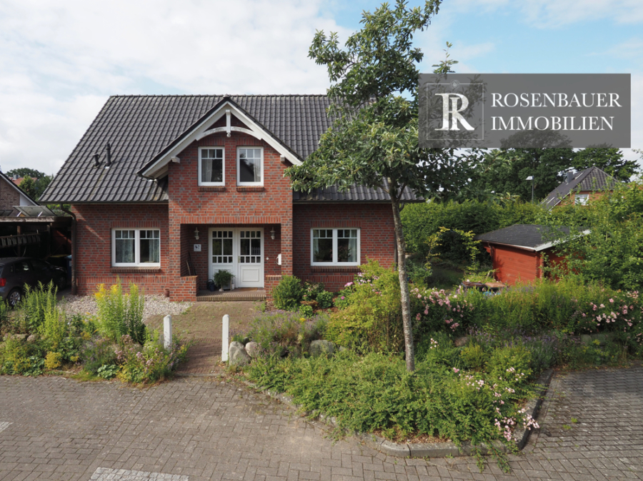 Haus Straßenseite - STILVOLL WOHNEN IN BESTLAGE – HOCHWERTIGES EINZELHAUS MIT GARTENPARADIES IN BARGTEHEIDE.
