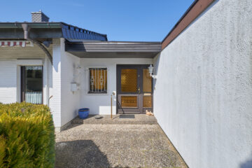 Hauseingang - EINFAMILIENHAUS BUNGALOW IN TRAUMLAGE * 50m² WOHNZIMMER! + GROSSE GARAGE (BARGTEHEIDE)