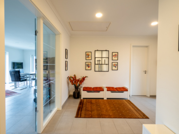 Flur - BARRIEREFREIER WOHLFÜHL-BUNGALOW MIT GARAGE, WALLBOX & SONNIGEM GARTEN