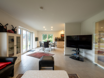 Wohnzimmer - BARRIEREFREIER WOHLFÜHL-BUNGALOW MIT GARAGE, WALLBOX & SONNIGEM GARTEN