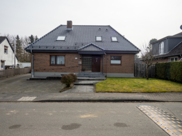 Haus Straßenseite - GROSSES, MODERNISIERTES EINFAMILIENHAUS MIT VOLLKELLER