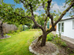 TOP MODERNISIERT! BUNGALOW * WAKENITZNÄHE! GÜNSTIGER ERBPACHTZINS! - Apfelbaum im Garten