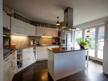 Offene Küche mit Insel - TOP GEPFLEGTES VIEBROCK-HAUS (A+) – MODERNES WOHNEN FÜR FAMILIEN IN BELIEBTER LAGE.